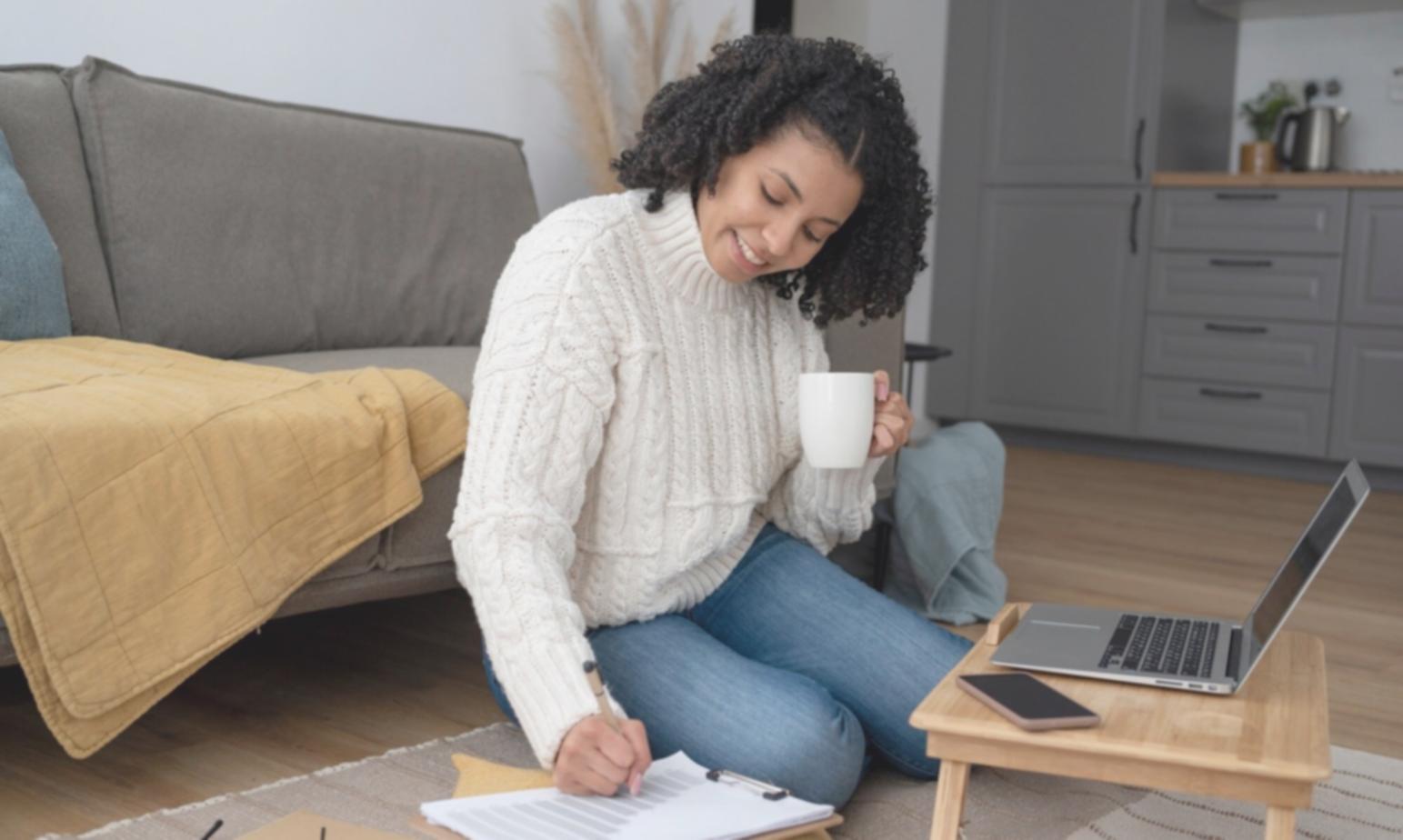 Offene Rechnung und Taschenrechner auf dem Tisch