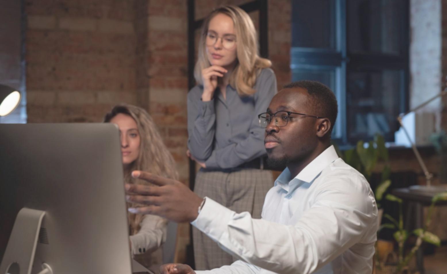 Einkaufsliste und gesparter Betrag in einem Notizbuch