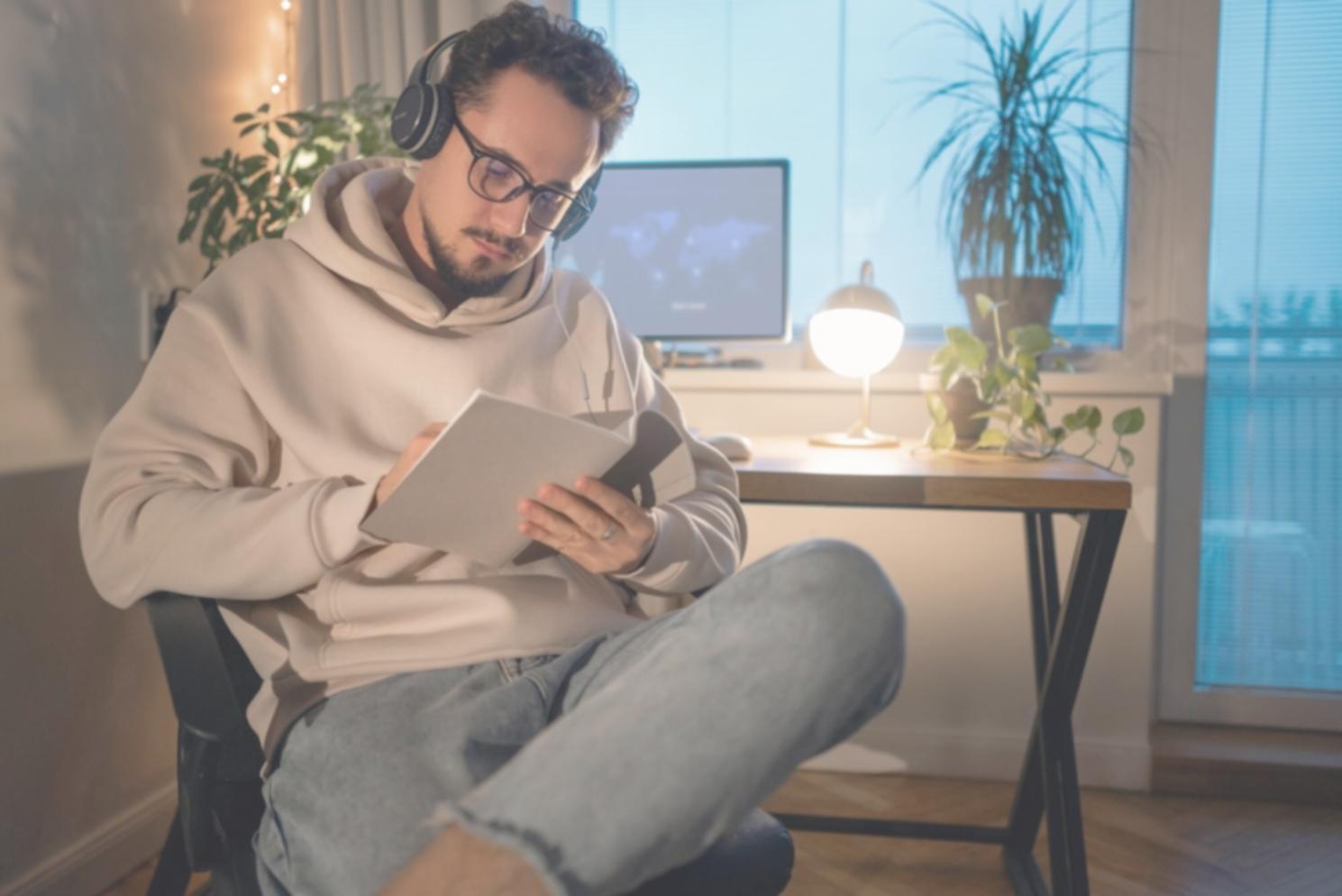 Budgetplanung mit Notizen und Taschenrechner