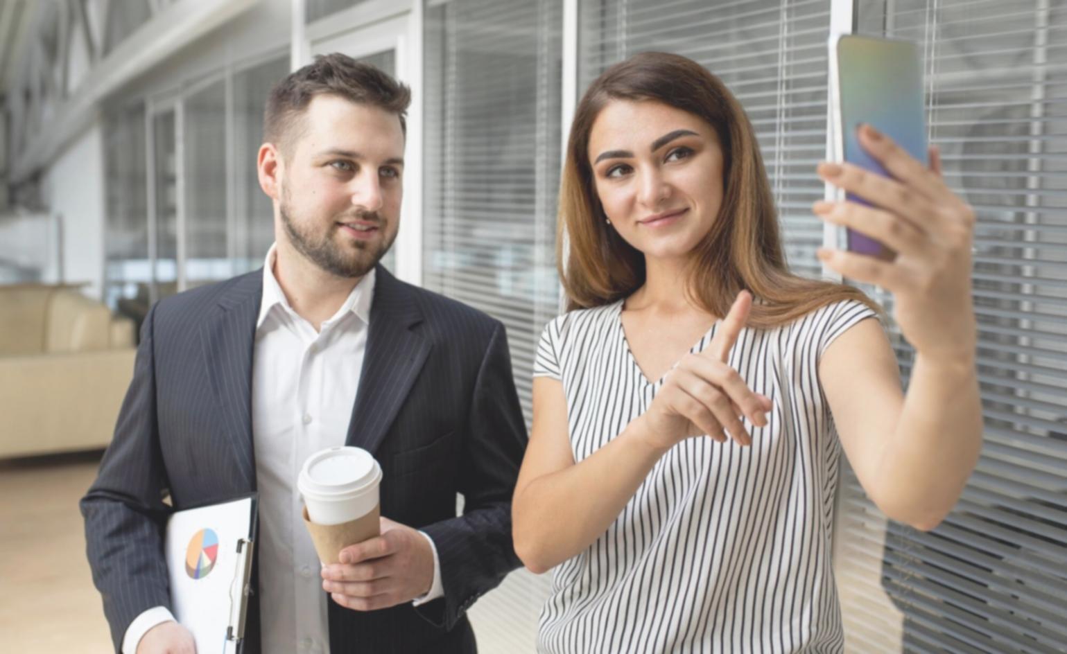 Team bei der gemeinsamen Arbeit an Finanzlösungen