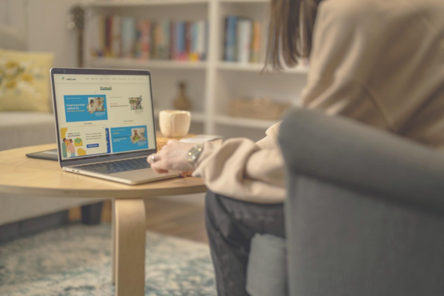 Familie bei der gemeinsamen Finanzplanung am Küchentisch